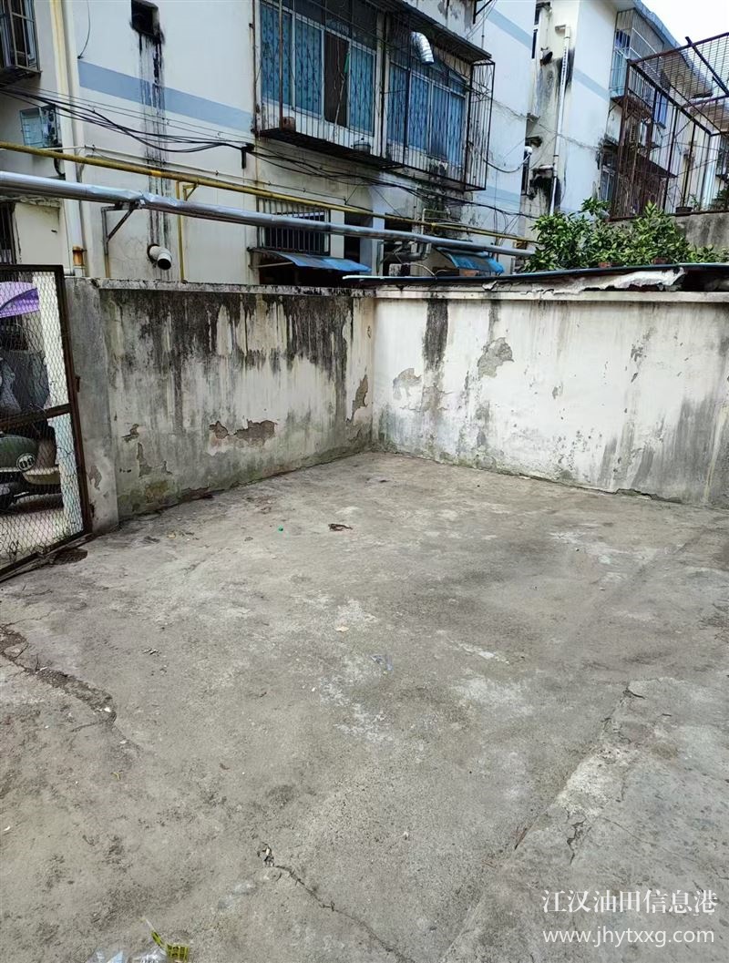出售江钻小区1楼面积60平带大院子，好地段，产权清楚