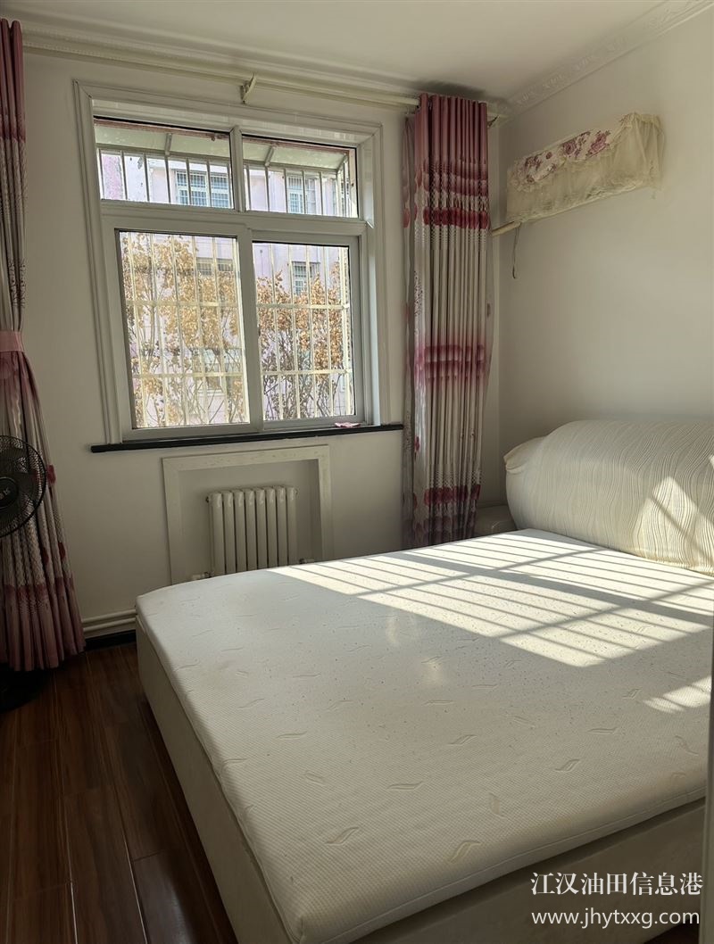 华美小区三楼精装修出售