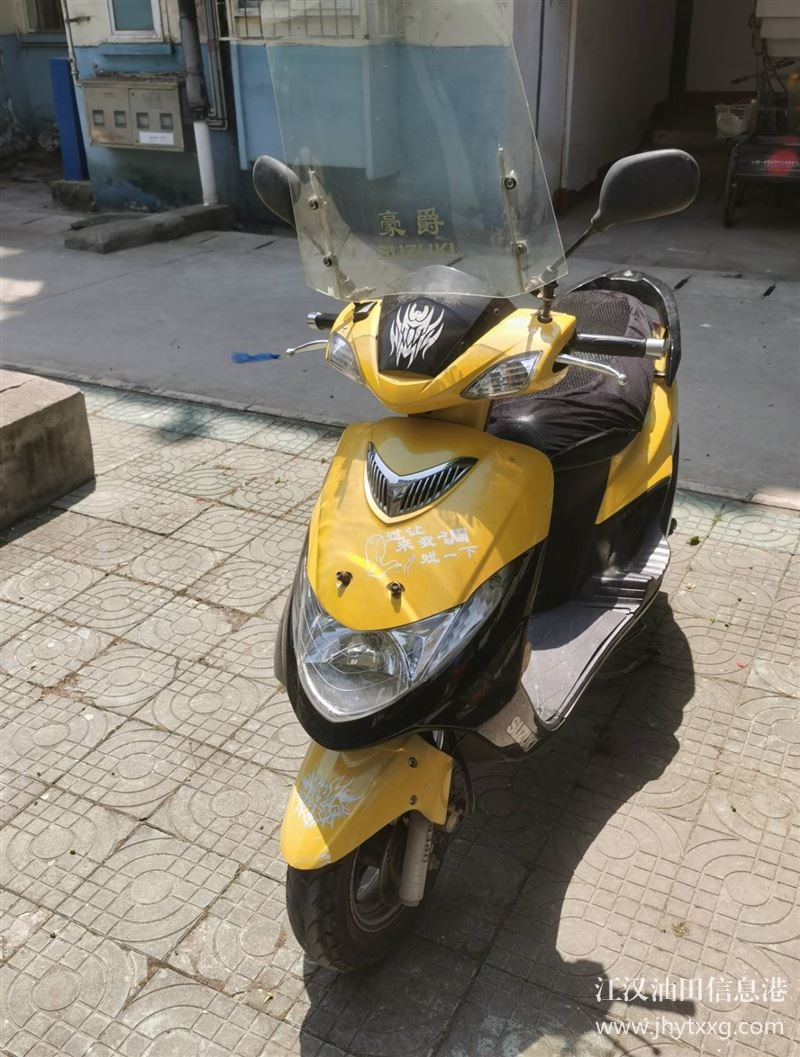 铃木125踏板摩托车