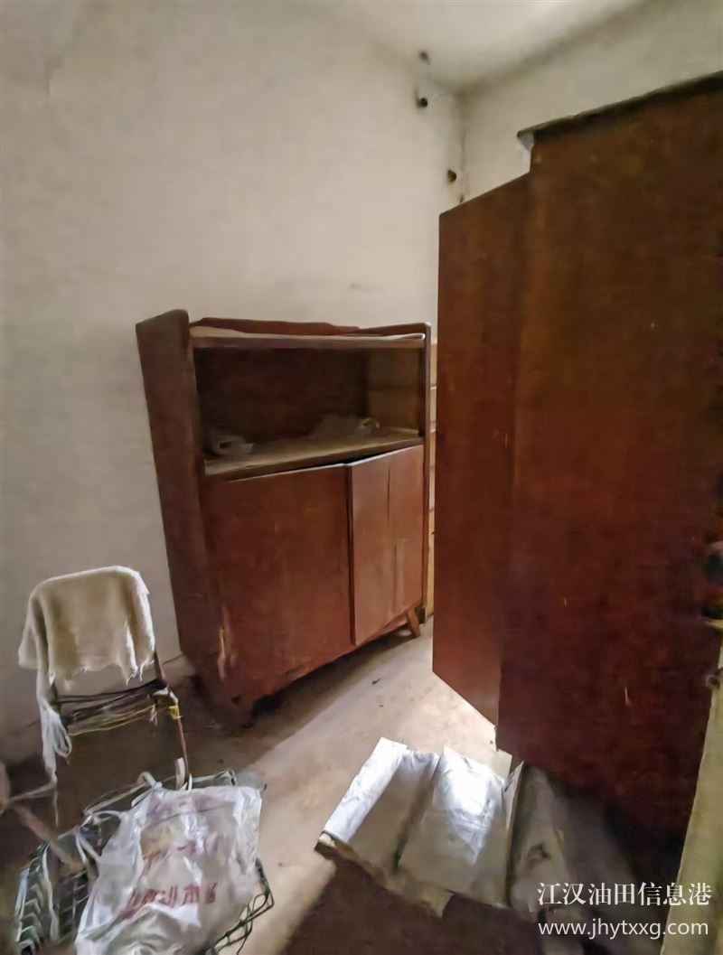 500元出租前进路江钻小区12幢。位于广华总医院旁，1年起租，不可养宠物。13757405951